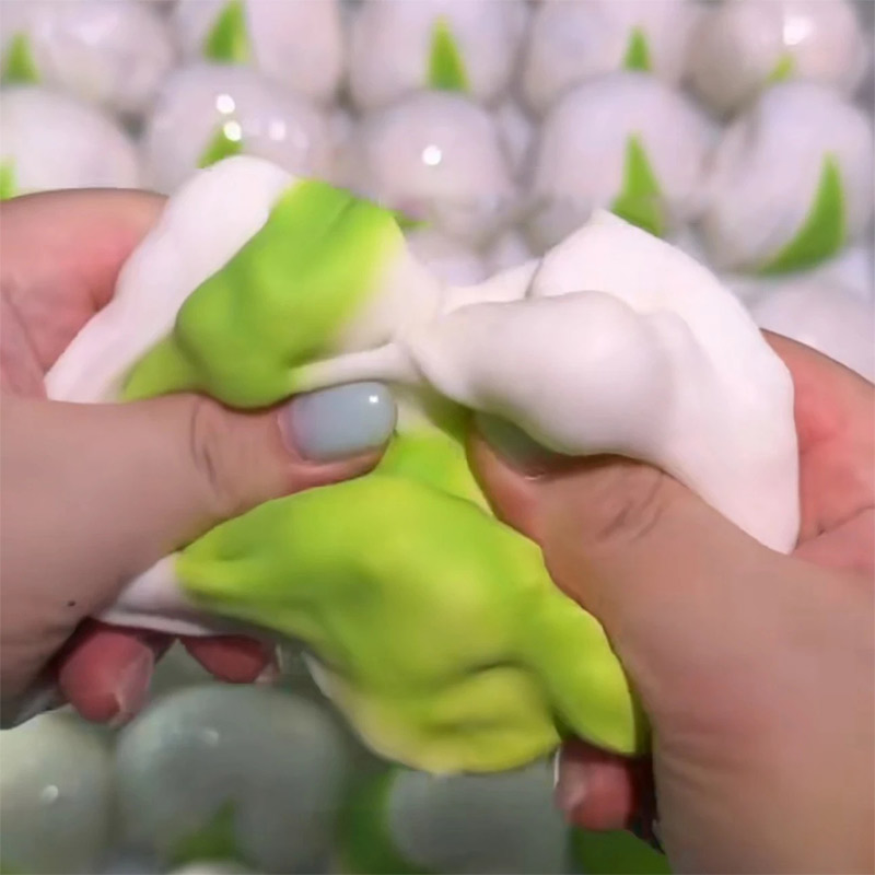 ピスタチオは手でつままれます。 ASMR感覚解消プレッシャー - Crystal Growing Kit のレビューと価格